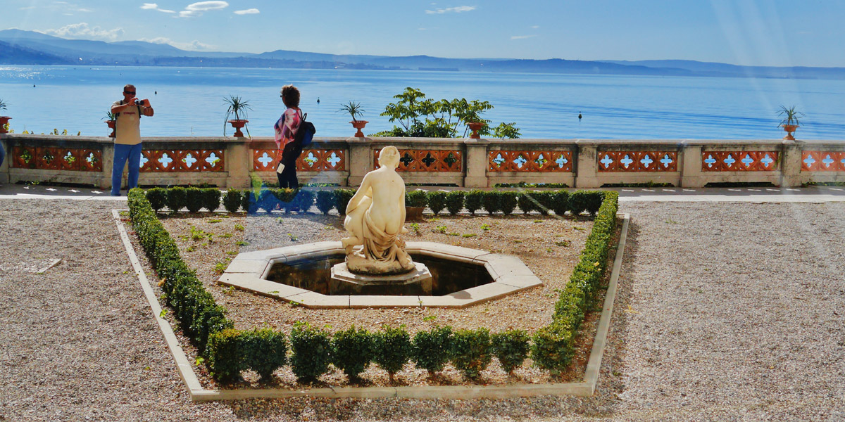 Ausblick nach Süden, Trieste im Hintergrund, vom Garten des Schlosses Miramare - Autor: Zairon (bearbeitet)